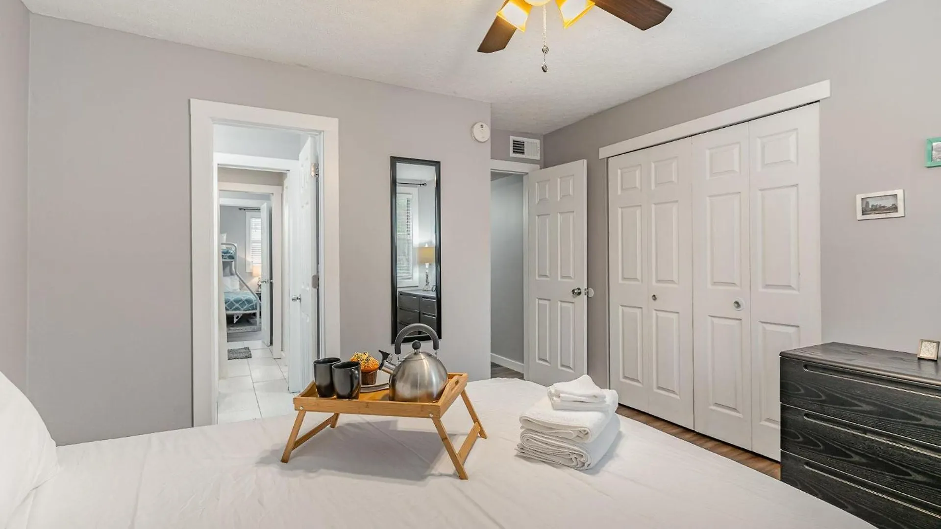 South Wing - 2 Units - 4 Bedrooms - Mins To Zoo Nashville Holiday home