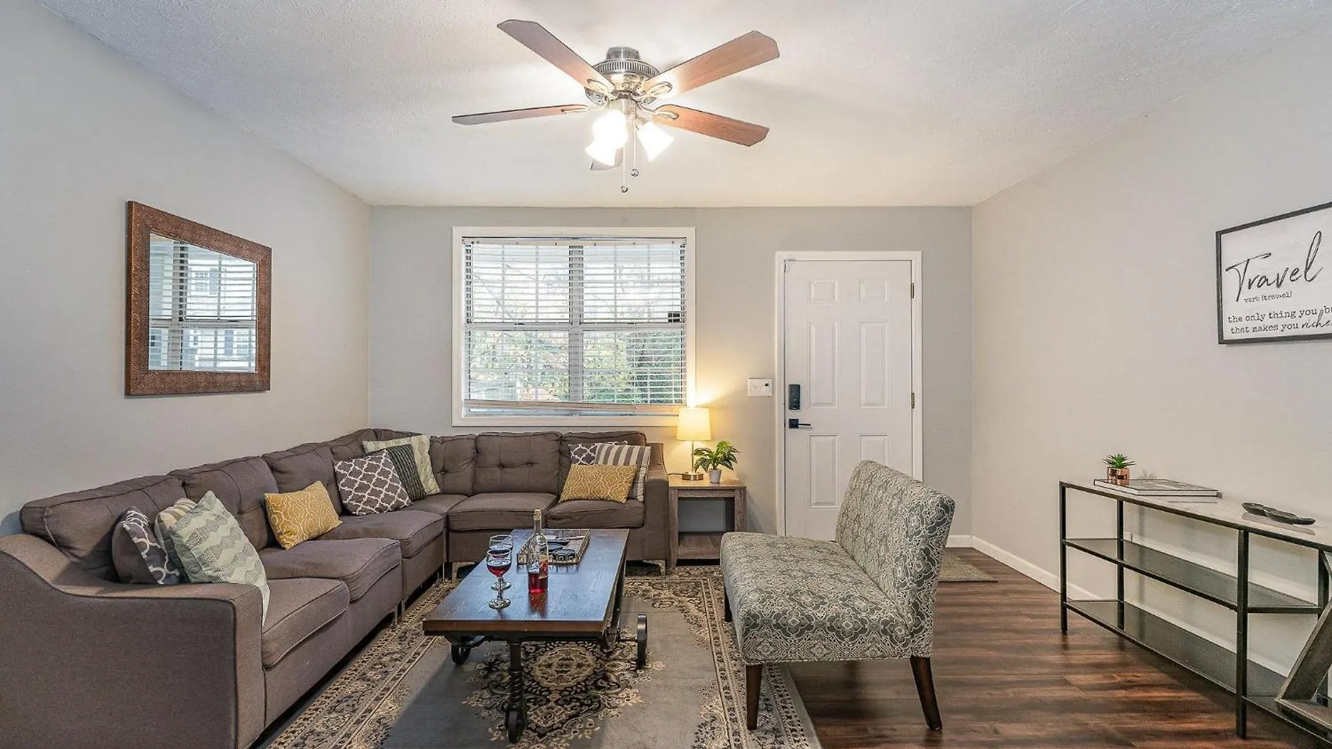 South Wing - 2 Units - 4 Bedrooms - Mins To Zoo Nashville Holiday home
